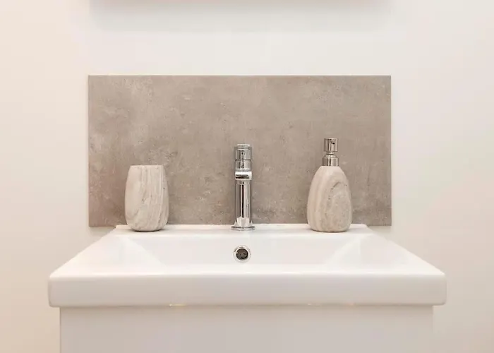 1 Bed In Heart Of Old Town With Castle Views *