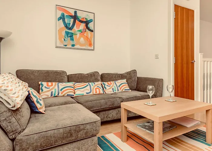 Unique 1 Bed House With Private Parking *