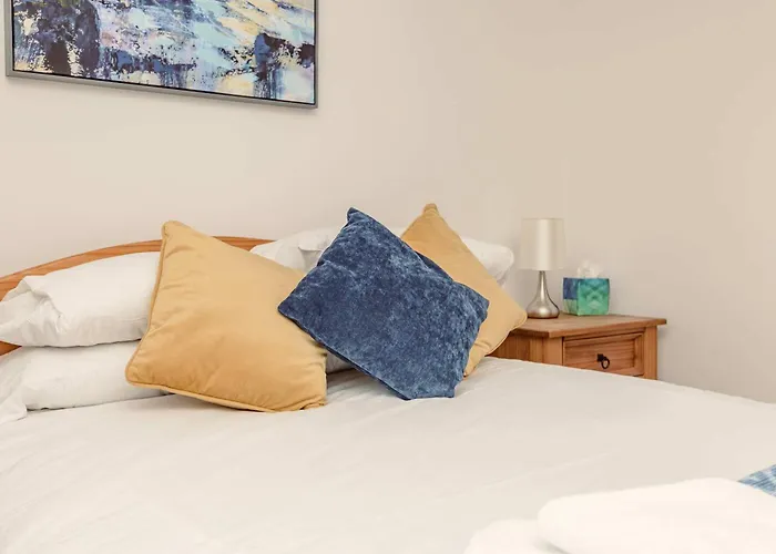 Unique 1 Bed House With Private Parking شقة