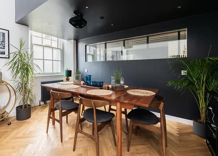 Leith Hospital - A Boutique Family Let In Leith *