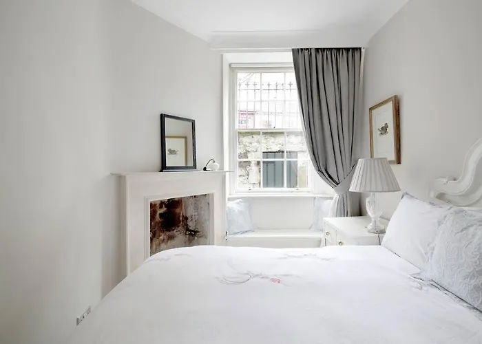 Hamilton Place - Beautiful And With Private Entrance Sleeps 4 *