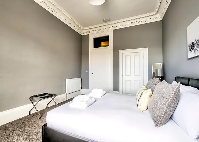 Lothian Road - Perfect Centre Location.