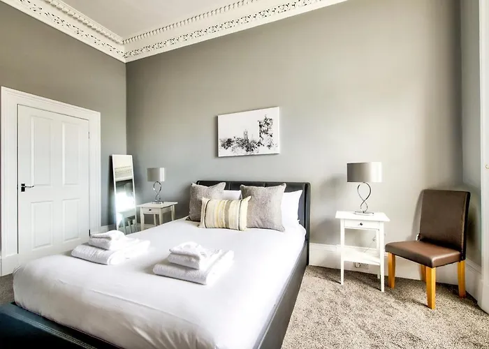 Lothian Road - Perfect Centre Location. דירה *