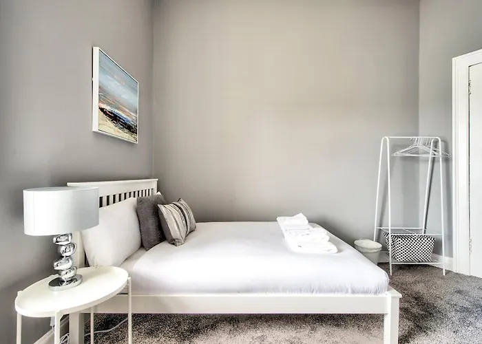 Lothian Road - Perfect Centre Location. *