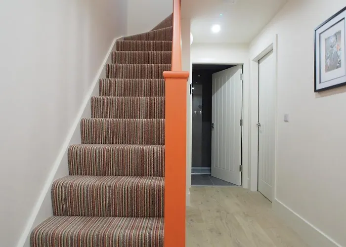Apartment Stylish Mezzanine Loft In - Flat 5, Elgin House