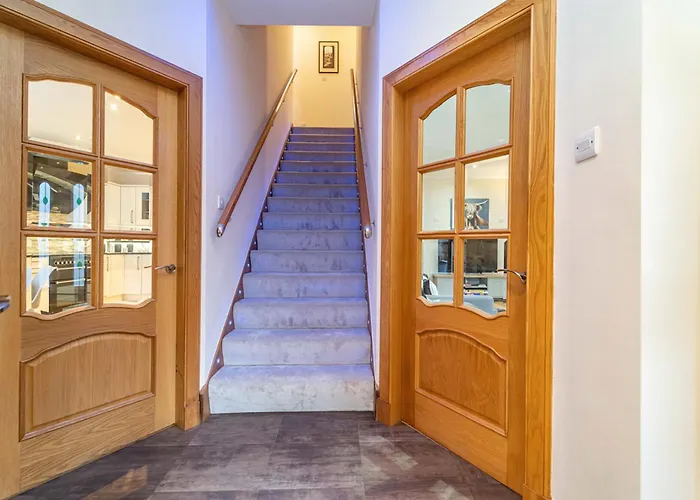 Family Friendly 3br Townhouse With 6 Beds And Parking Эдинбург