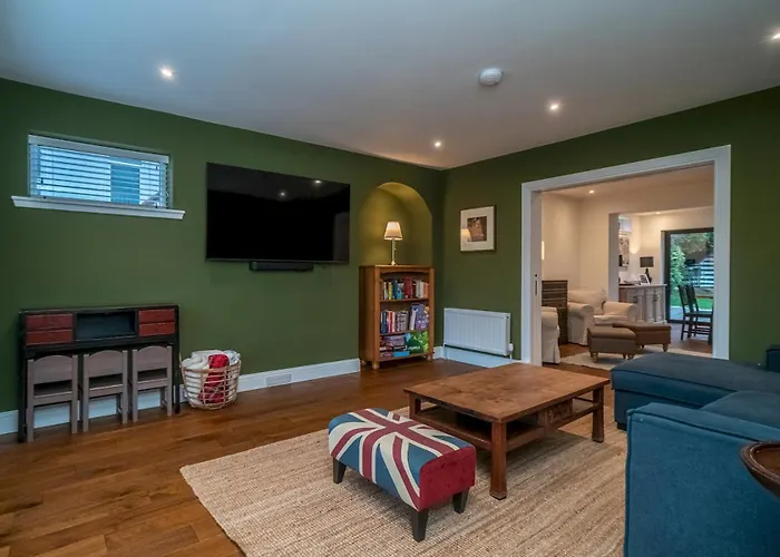 Spacious 5-bed With Garden Parking - Pass The Keys *