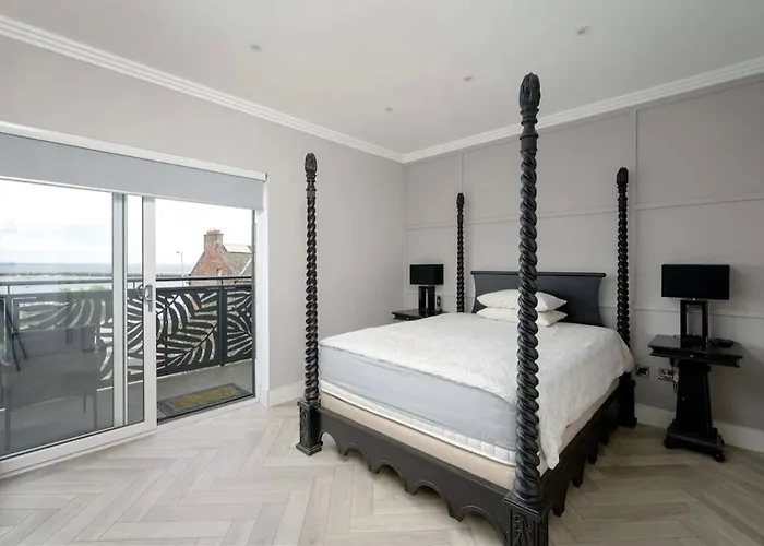 Luxury Waterfront Retreat For Groups Edinburg