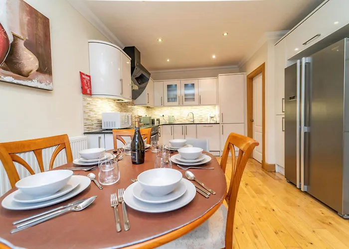 Family Friendly 3br Townhouse With 6 Beds And Parking