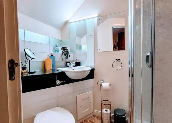 Dom wakacyjny Charming Center With Free Parking