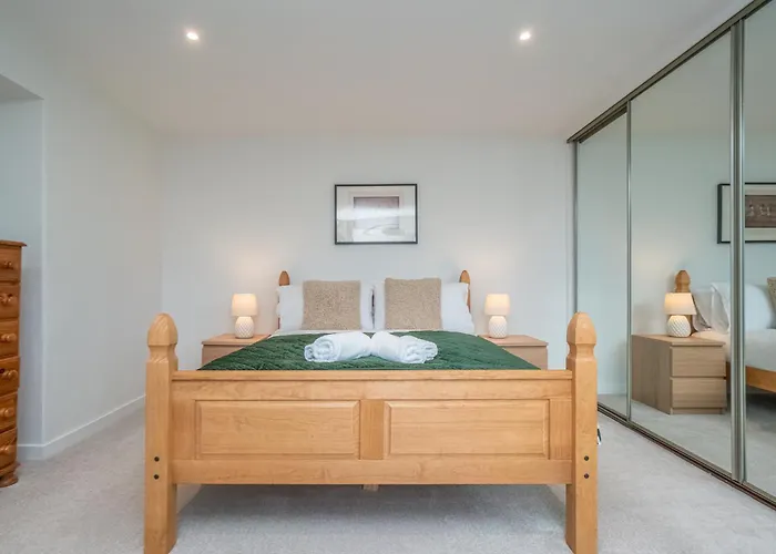 Spacious 5-bed With Garden Parking - Pass The Keys *