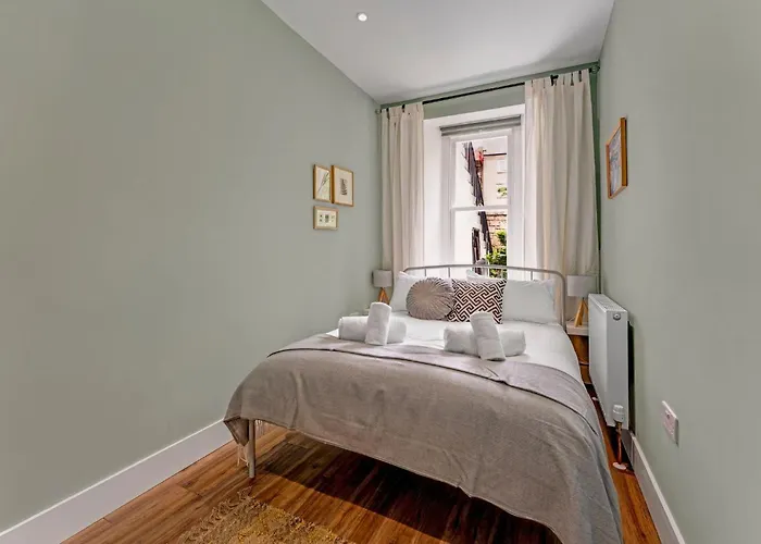 Stylish 2-bed Garden