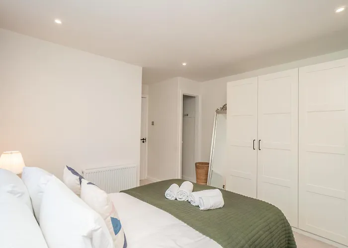 Spacious 5-bed With Garden Parking - Pass The Keys * Edinburgh