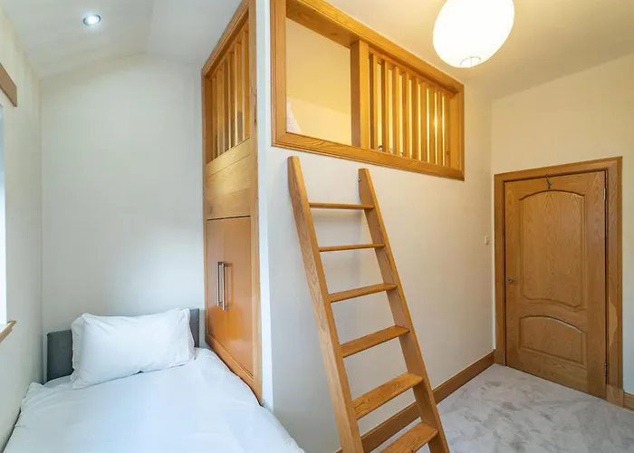 Family Friendly 3br Townhouse With 6 Beds And Parking Edinburgh