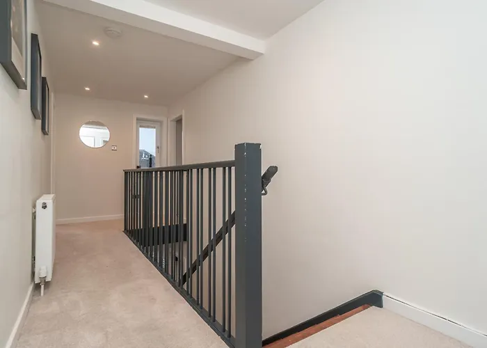 Spacious 5-bed With Garden Parking - Pass The Keys Nyaraló