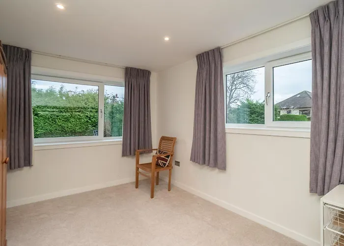 Spacious 5-bed With Garden Parking - Pass The Keys 펜션