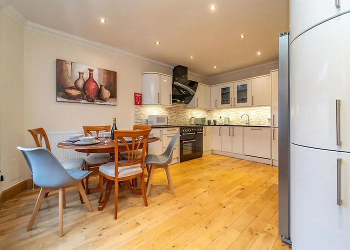 Family Friendly 3br Townhouse With 6 Beds And Parking *