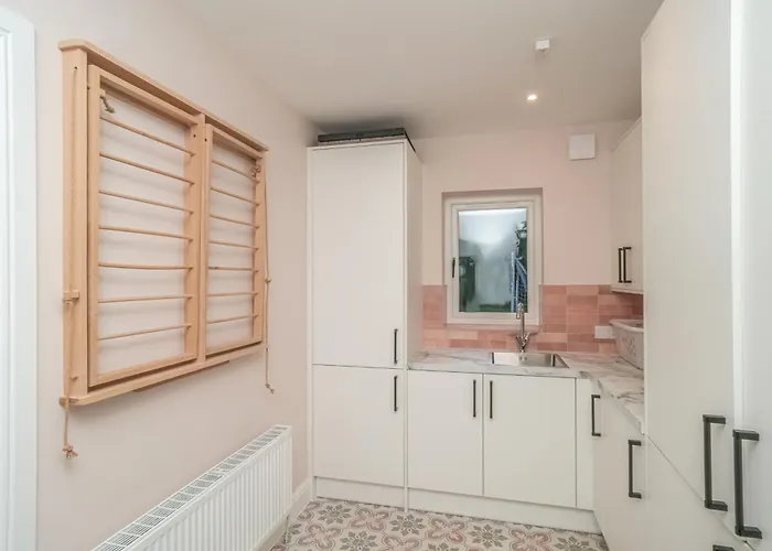 Spacious 5-bed With Garden Parking - Pass The Keys 펜션 에든버러