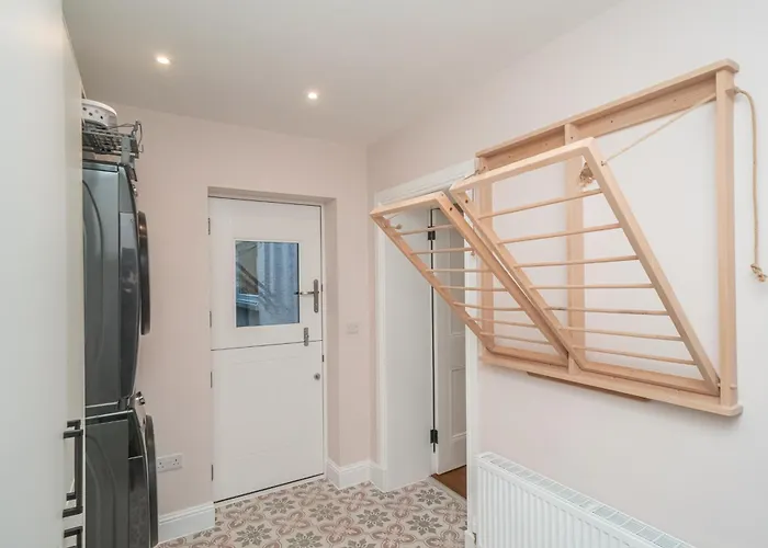 Spacious 5-bed With Garden Parking - Pass The Keys *