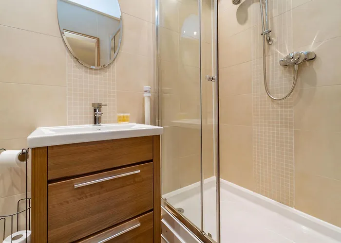 Family Friendly 3br Townhouse With 6 Beds And Parking *