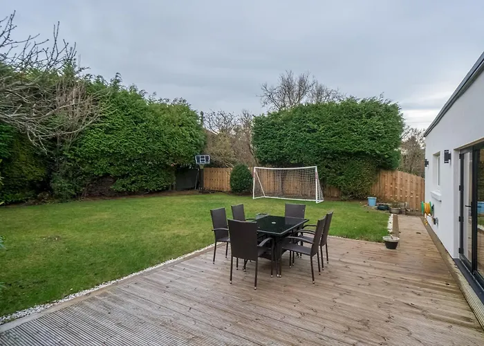 Spacious 5-bed With Garden Parking - Pass The Keys