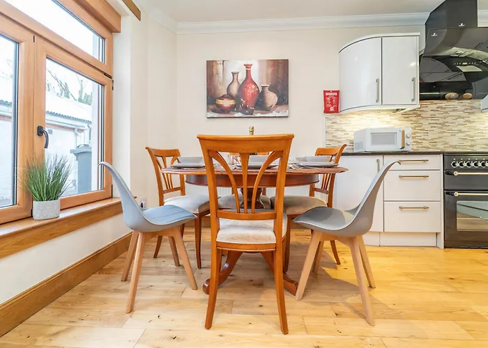 Nyaraló Family Friendly 3br Townhouse With 6 Beds And Parking *