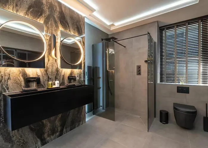 Near Transport - Hot Tub - Fireplace - Sleeps 2