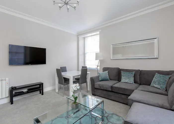 Grassmarket Modern Two Bedroom *