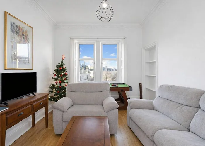 Bright 2 Bedroom Flat On Leith Walk * Edinburgh