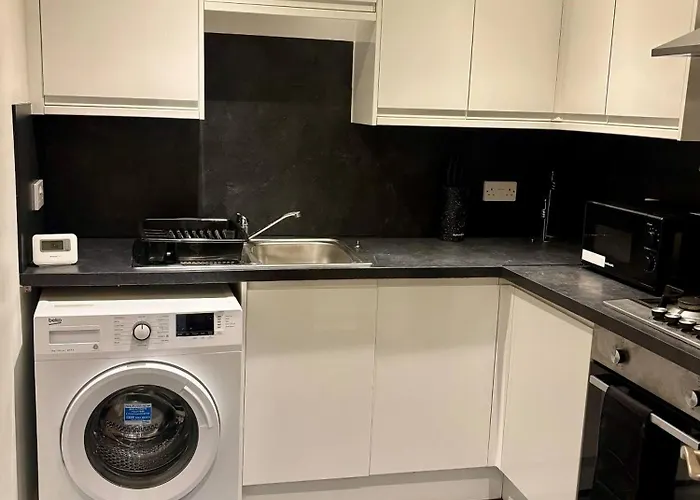 Lovely Quiet Flat Near Centre شقة