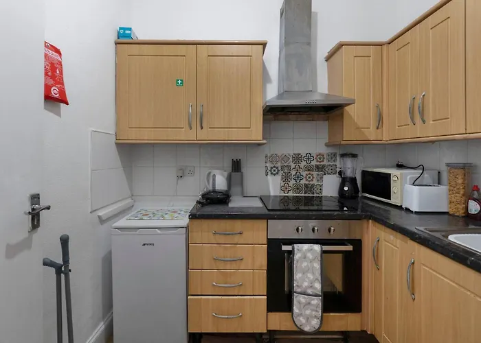 Bright 2 Bedroom Flat On Leith Walk *