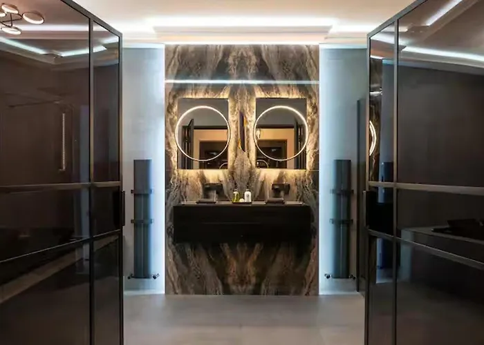 Near Transport - Hot Tub - Fireplace - Sleeps 2 公寓