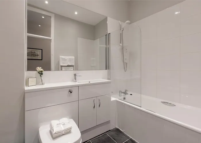 Grassmarket Modern Two Bedroom *