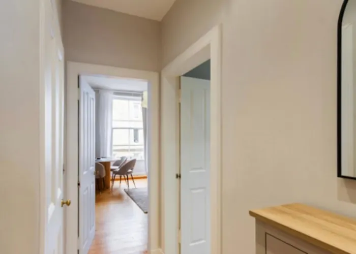 Апартаменты Cosy Stylish Flat - Pass The Keys *