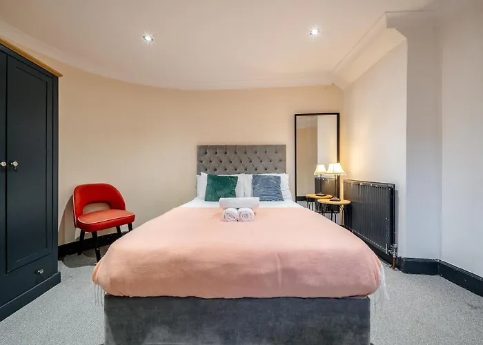 Percys Place Sleep 11, 15 Minute To Centre Free Parking Apartment *