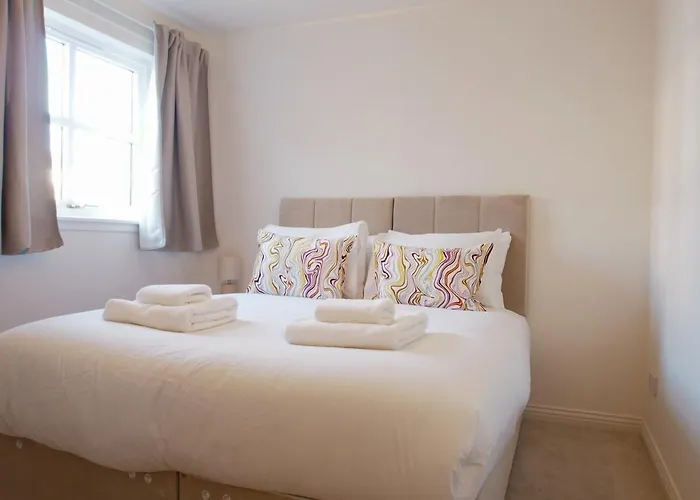 Fettes - Homely 2bd In Quiet Development Lejlighed