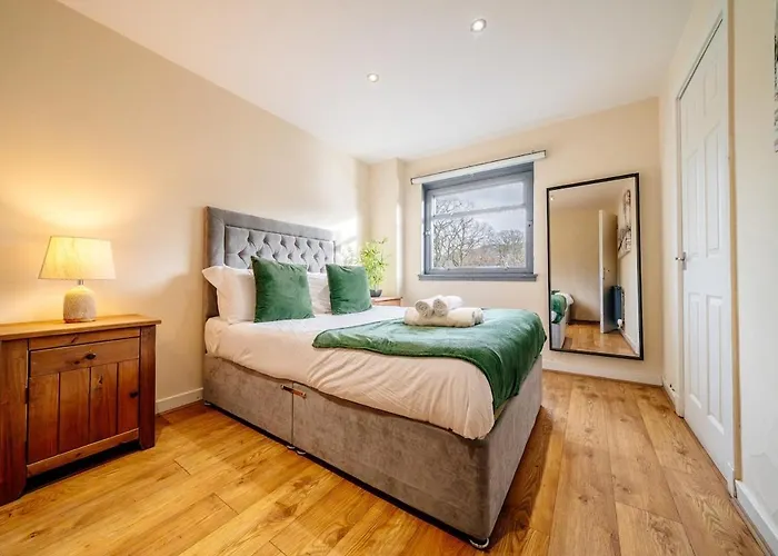 Bottom Of Royal Mile 7 Beds Sleeps 12 3 Bthrooms