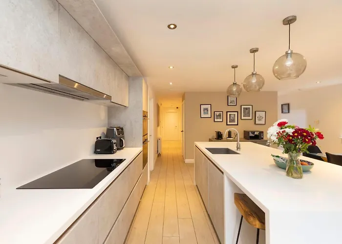 Chic 3-bedroom 2-storey House Near Centre With Free Parking Appartement