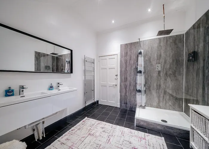 Percys Place Sleep 11, 15 Minute To Centre Free Parking Apartment *