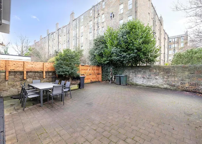 Chic 3-bedroom 2-storey House Near Centre With Free Parking