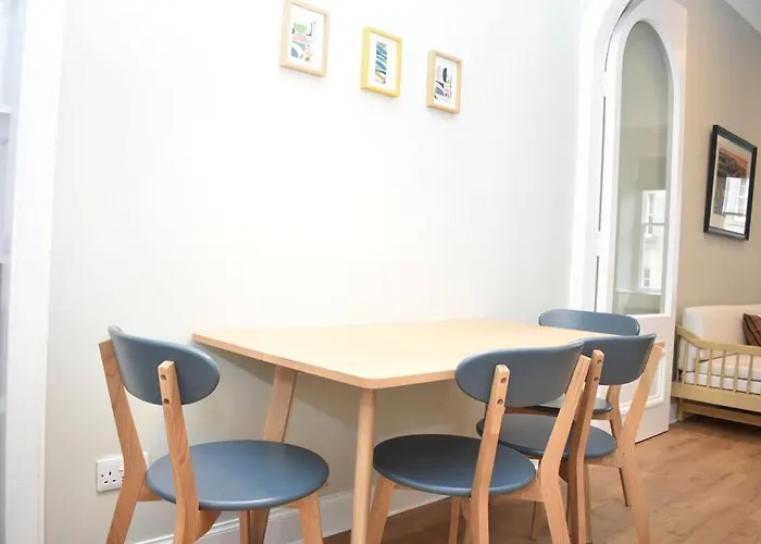 High Street - Modern Scandi Design In The Heart Of The Old Town! *