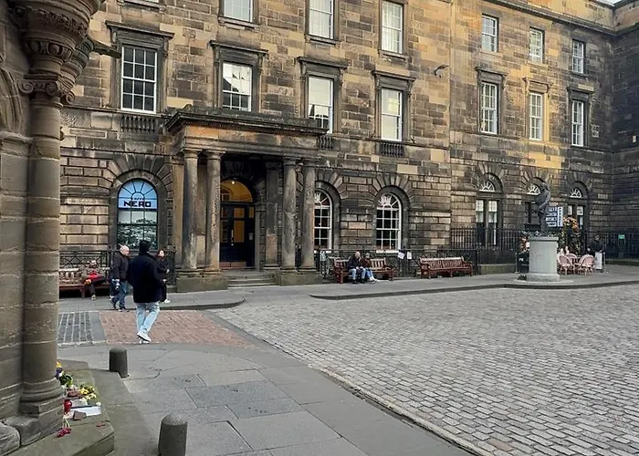 Parliament Square - Royal Mile *