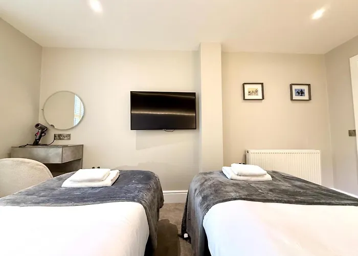Modern 3 Bedroom Apartment, West End Апартаменты *