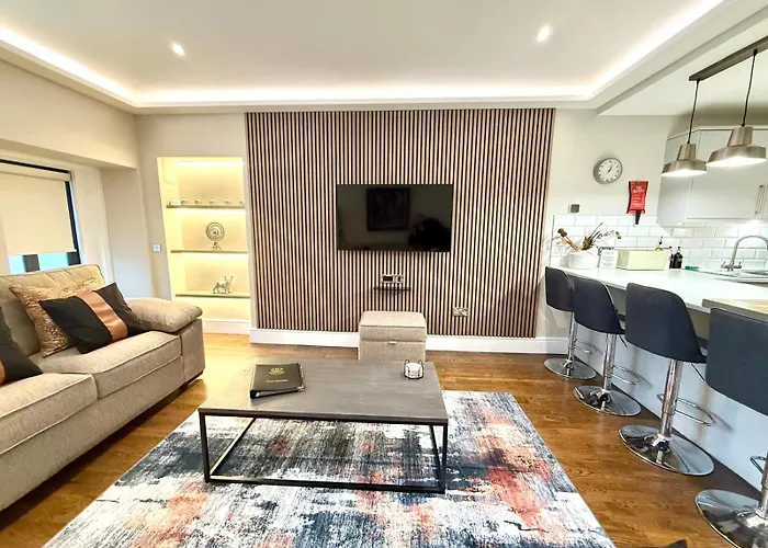 Modern 3 Bedroom Apartment, West End Апартаменты *