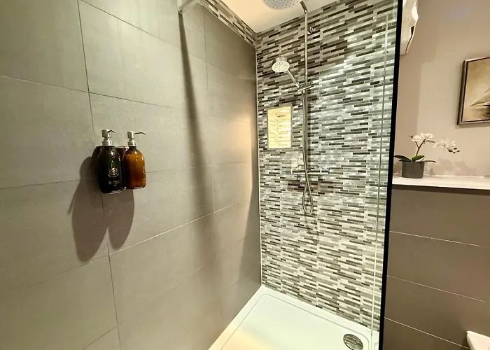 Апартаменты Modern 3 Bedroom Apartment, West End