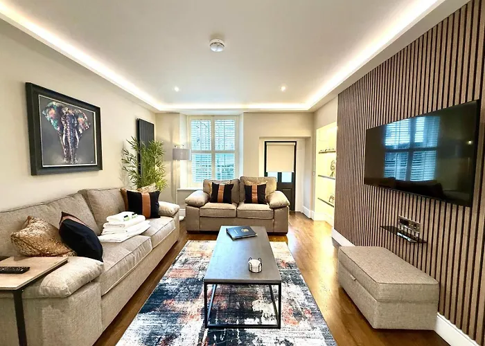 Modern 3 Bedroom Apartment, West End Апартаменты *
