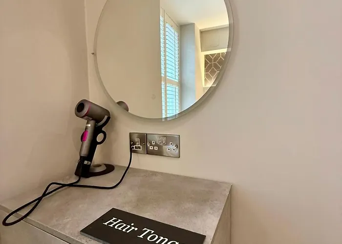 Modern 3 Bedroom Apartment, West End Апартаменты *