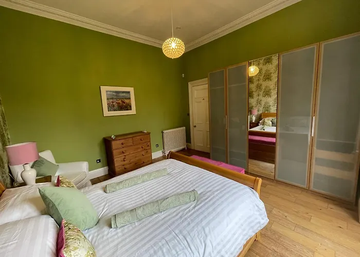 Victorian With Car Parking In Driveway, Murrayfield * Edinburg