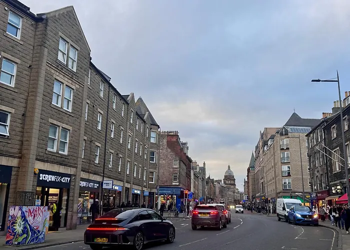 Nicolson Street Two Bedrooms * Edinburgh