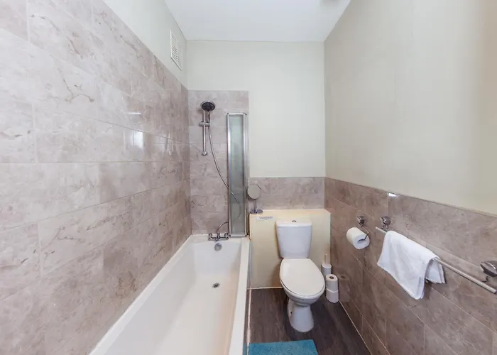 Relaxing 4 Bdrm Apartamento
